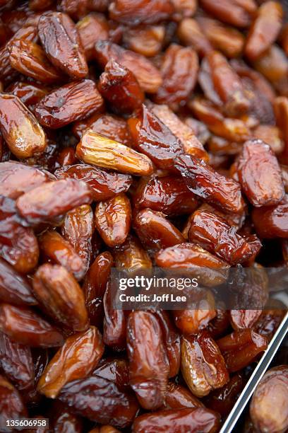 dates (phoenix dactylifera) - date fruit fotograf�ías e imágenes de stock