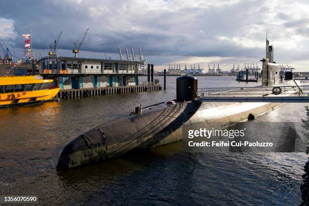 a submarine on the river elbe, at port of hamburg - military submarine stock pictures, royalty-free photos & images
