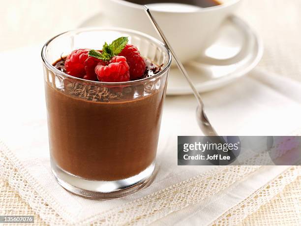 chocolate mousse - chocolate pudding imagens e fotografias de stock