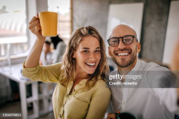 geschäftsfrau macht selfie mit kollegin - coworkers having fun stock-fotos und bilder