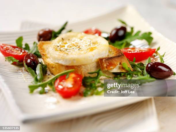 toasted goats cheese salad - queso de cabra fotografías e imágenes de stock