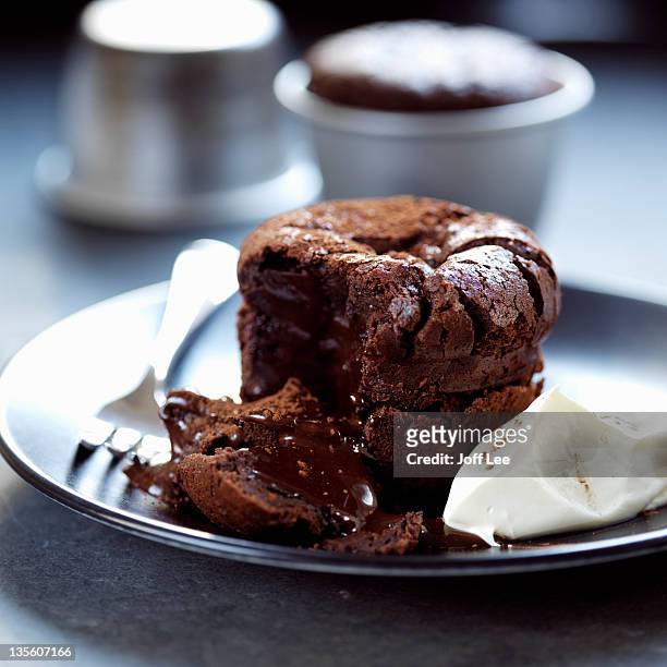 chocolate pudding - fondant cakes fotografías e imágenes de stock