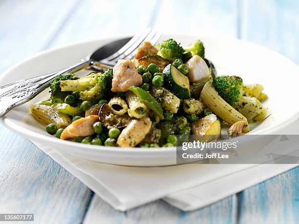 chicken and vegetable penne - penne imagens e fotografias de stock