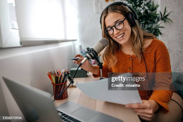 femme lisant un document travaillant à la maison - self employed photos et images de collection