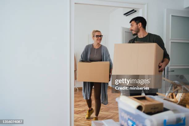 loving couple moving in new home - box white flat imagens e fotografias de stock