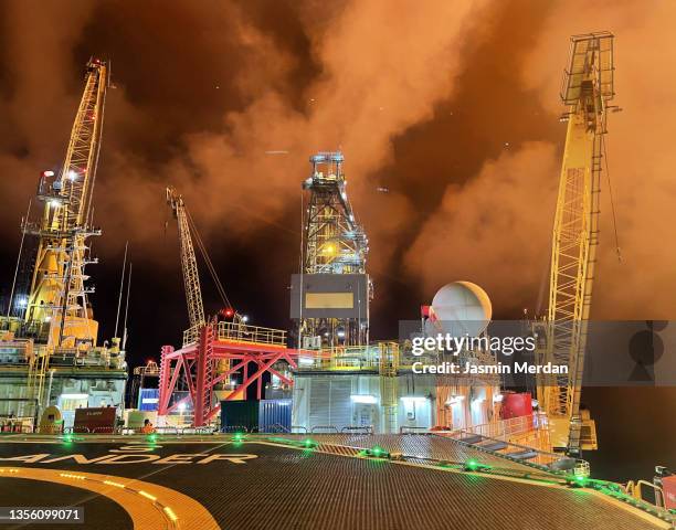 oil and gas exploration drilling rig platform in the middle of north sea - gulf of mexico oil rig stockfoto's en -beelden