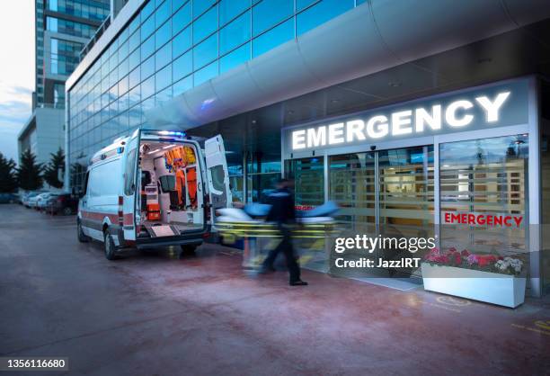 paramédicos, llevando al paciente en camilla de ambulancia a hospital. - señal-de-emergencia fotografías e imágenes de stock