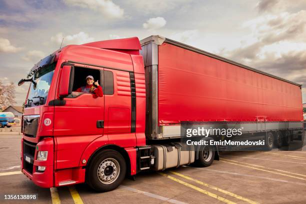 retrato de motorista de caminhão profissional mostrando polegares para cima e sorrindo - transportation occupation - fotografias e filmes do acervo