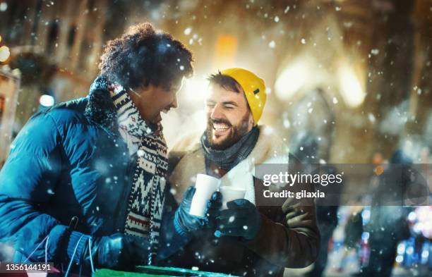 coppia gay durante lo shopping della vigilia di natale. - christmas couple foto e immagini stock