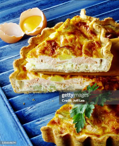 leek & salmon quiche with slice cut - alho francês imagens e fotografias de stock