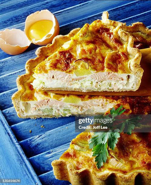 leek & salmon quiche with slice cut - leek 個照片及圖片檔