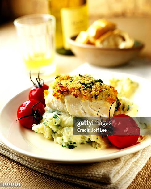 herb crusted cod with mash & tomatoes - kabeljau stock-fotos und bilder