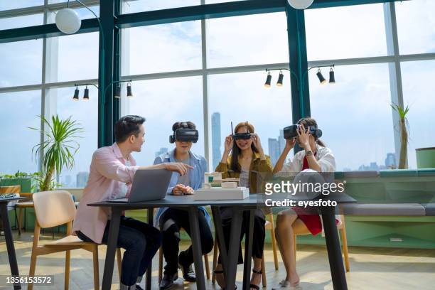 college students are working together. architecture and engineering project. - virtual reality simulator presentation stockfoto's en -beelden