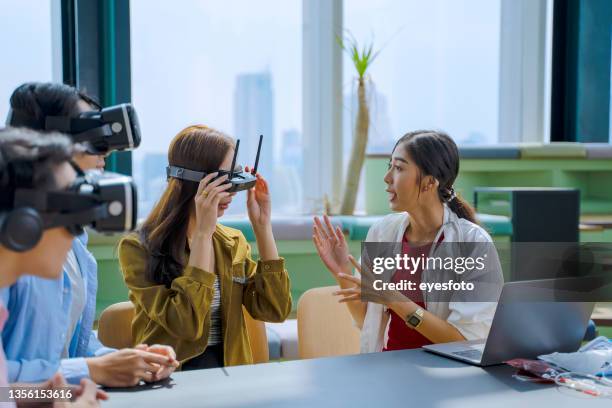 college students are working together. medical and health care project. - virtual reality simulator presentation stockfoto's en -beelden