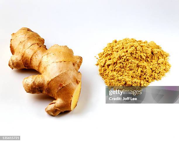 fresh root ginger with pile of ginger powder - ショウガ ストックフォトと画像