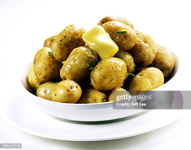 boiled new potatoes with melting butter - nieuwe aardappel stockfoto's en -beelden