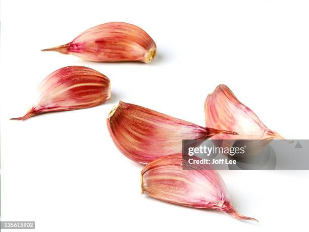 unpeeled garlic cloves - garlic clove stock-fotos und bilder