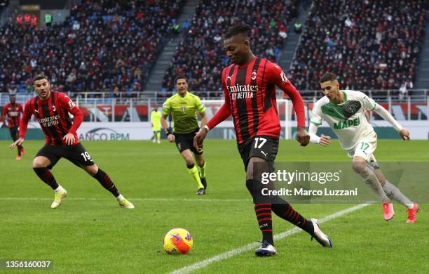 Rafael Leao of AC Milan in action during the Serie A match between AC Milan and US Sassuolo at Stadio Giuseppe Meazza on November 28, 2021 in Milan,...