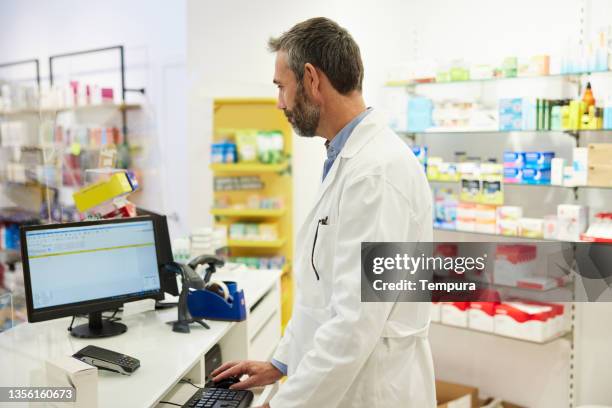 Pharmacist Using A Computer 644 Pharmacist Computer Screen Stock Photos, High-Res Pictures, and ...
