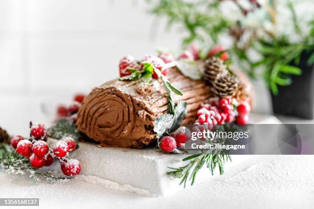 christmas log, buche de noel - dessert christmas stockfoto's en -beelden