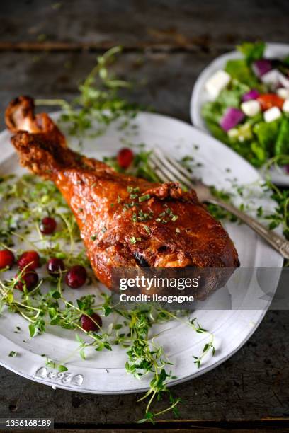 truthahn drumsticks - hühnchenunterschenkel stock-fotos und bilder