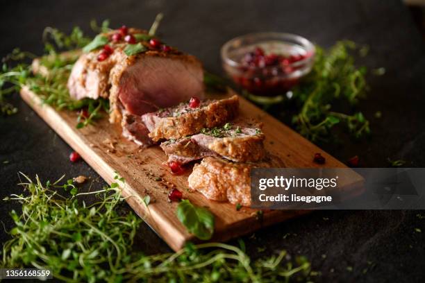 schweinebraten - schweinebraten stock-fotos und bilder