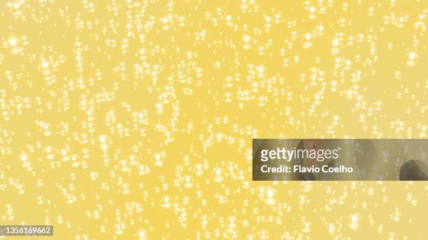 gold colored sparkling bubbles - erfrischungsgetränk stock-fotos und bilder