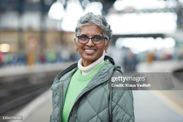 senior woman wearing eyeglasses looking away - short stockfoto's en -beelden