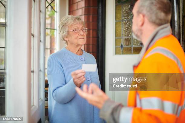 door scam workman - deur tot deur verkoper stockfoto's en -beelden