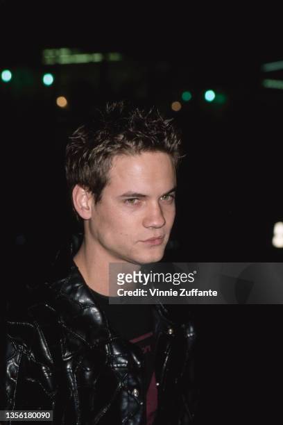 American actor and singer Shane West, wearing a black leather jacket, attends the Hollywood premiere of 'End of Days' held at Mann's Chinese Theater...