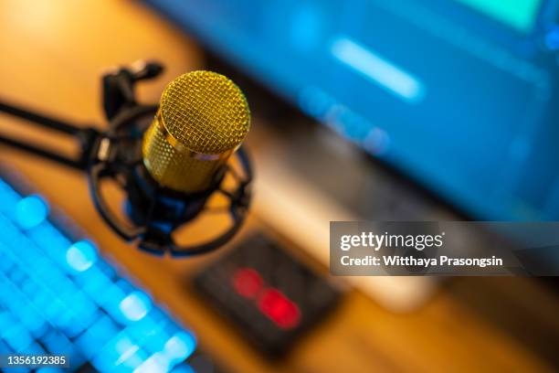 studio microphone recording podcast audio - musical stock-fotos und bilder