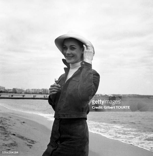 Geneviève Grad sur une plage lors du Festival de Cannes en mai 1970
