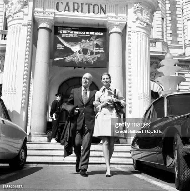 Le réalisateur américain Otto Preminger et sa femme Hope Bryce devant l'Hotel Carlton lors du Festival de Cannes en mai 1970