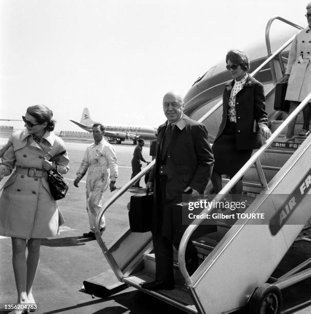 Le réalisateur américain Otto Preminger et sa femme Hope Bryce à leurs descente d'avion à Nice lors du Festival de Cannes en mai 1970