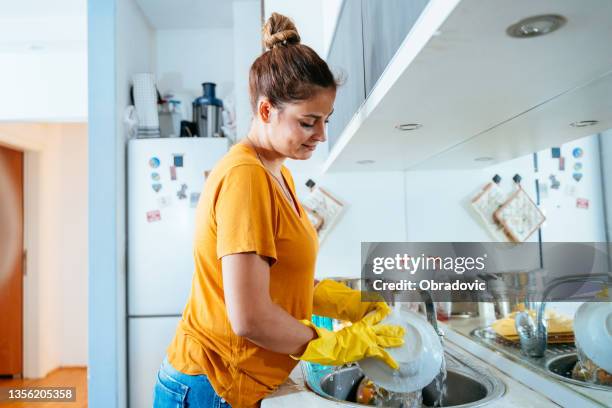 frau spült geschirr stockfoto - wash the dishes stock-fotos und bilder