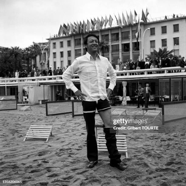 Acteur britannique Albert Finney en chemise et short sur une plage lors du Festival de Cannes en mai 1968