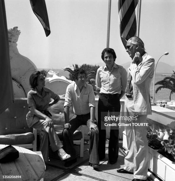 Menie Grégoire, Stéphane Collaro, Michel Drucker et José Luis de Vilallonga lors du Festival de Cannes en mai 1976