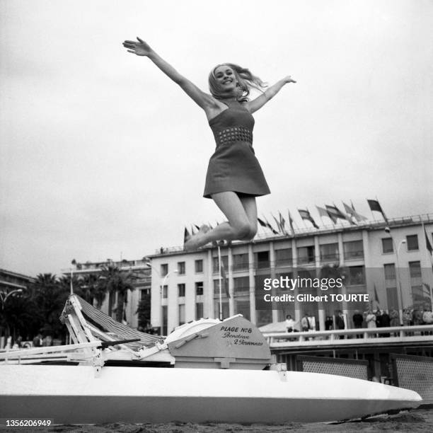 Actrice française Geneviève Grad saute sur une plage lors du Festival de Cannes en mai 1968