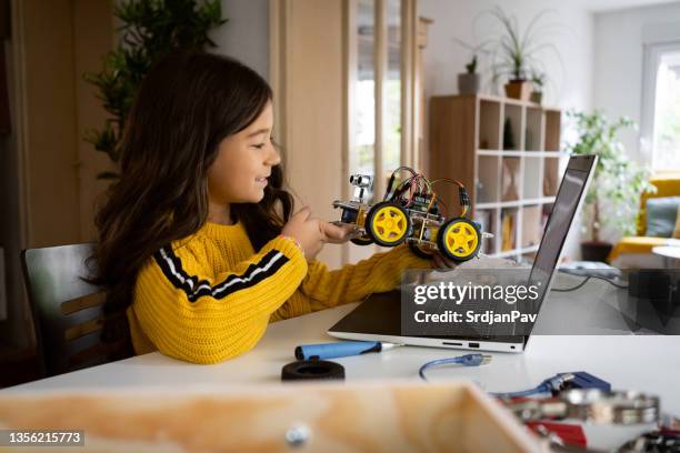 studentessa orgogliosa e intelligente, mostrata durante una videochiamata su laptop, prototipo di auto robotica - school science project foto e immagini stock