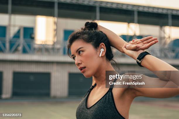 portrait of a beautiful asian sportswoman exercising in an open court - court hearing stockfoto's en -beelden