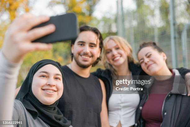 multirassische gruppe von freunden, die selfies im freien machen - german boy stock-fotos und bilder