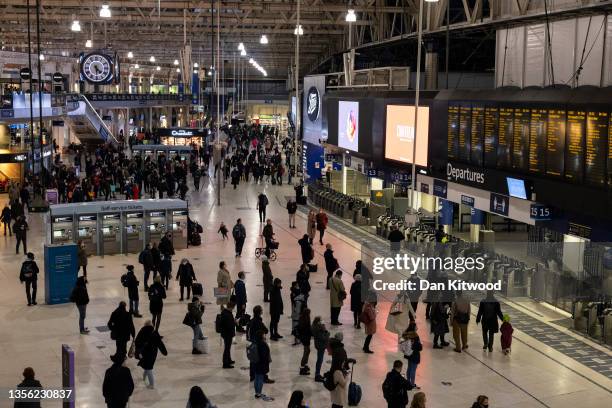 Waterloo Platform Waterloo Station Platform Photos and Premium High Res Pictures - Getty ...