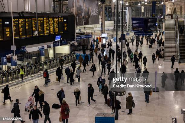 Waterloo Platform Waterloo Station Platform Photos and Premium High Res Pictures - Getty ...