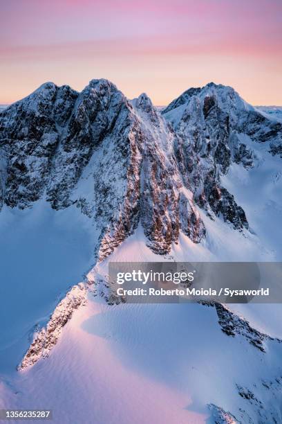 pink sunrise over snowcapped mountains, italy - european alps stockfoto's en -beelden