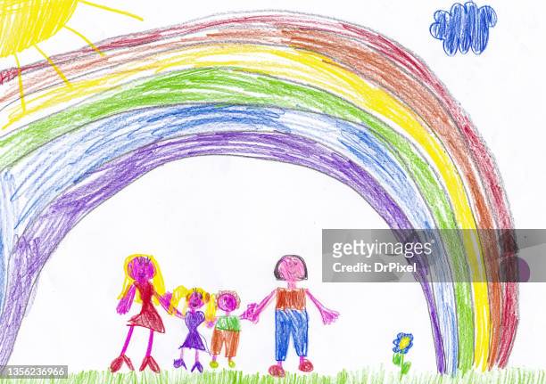 child's drawing of a happy family under the rainbow - family drawing 個照片及圖片檔