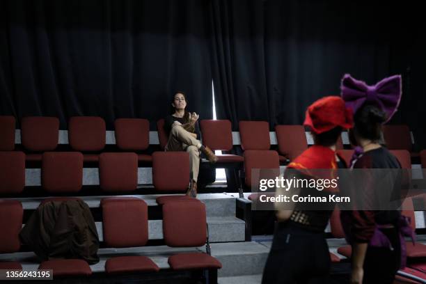 woman directing theatre play - oficios de eventos fotografías e imágenes de stock