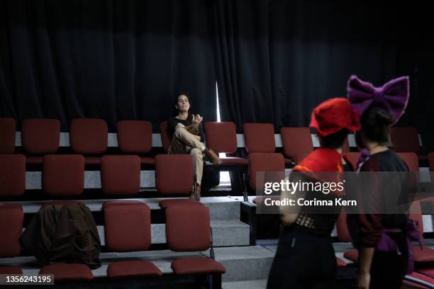 woman directing theatre play - acting performance 個照片及圖片檔