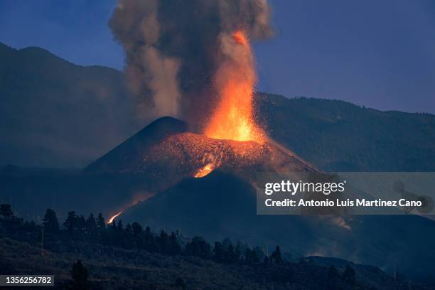 volcano of cumbre vieja in the canary island of la palma - eruption stock-fotos und bilder