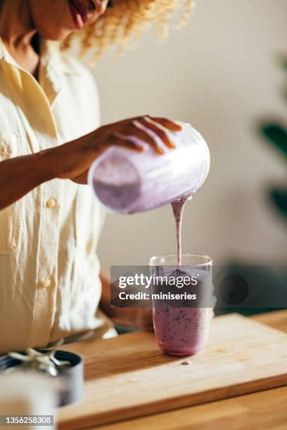 close up of woman hands making healthy breakfast in the kitchen - smoothie bildbanksfoton och bilder