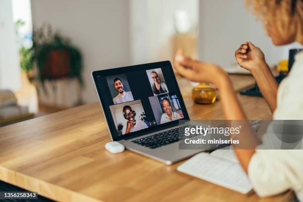 mujer afroamericana anónima que tiene una videollamada en una computadora portátil - day 4 fotografías e imágenes de stock
